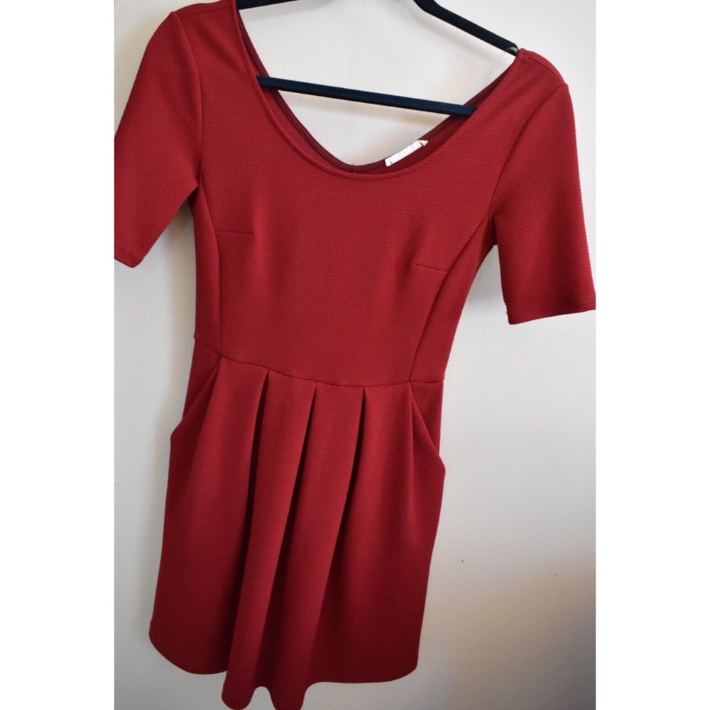 Short sleeve red dress with pleated skirt, pockets